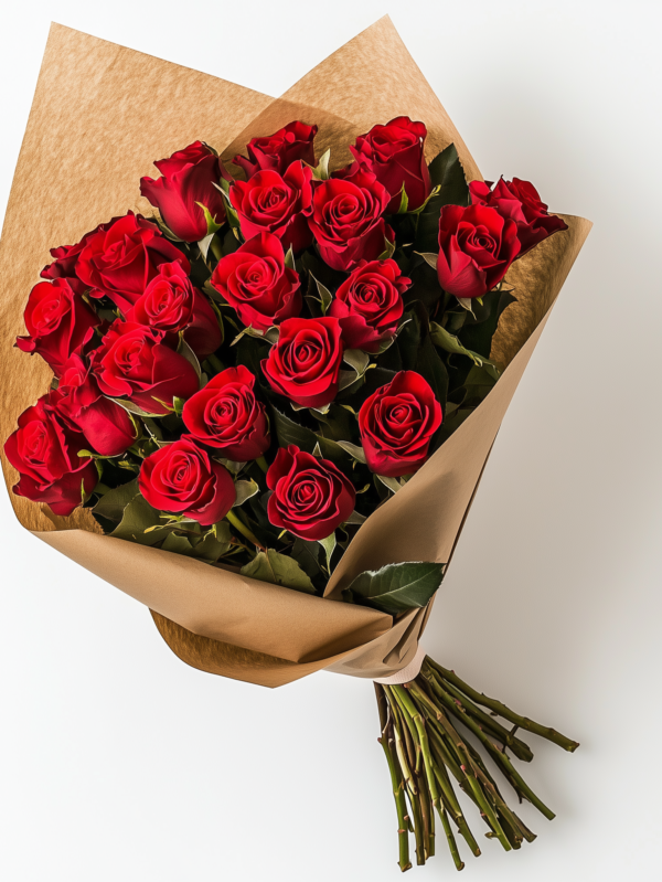 Ramo de rosas rojas envuelto en papel kraft, detalle romántico.